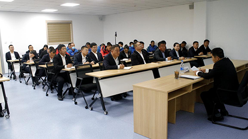 公司黨委副書記、工會主席紀景臣為景區(qū)運營一線黨員、積極分子講黨課