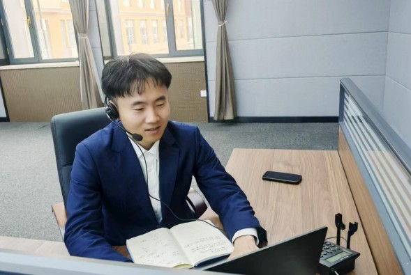 呂達(dá)：用聲音溫情守護(hù)，以服務(wù)增光添彩