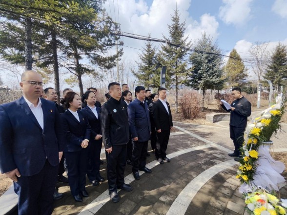 長白山西南景區(qū)運營黨支部開展 “清明祭英烈 鮮花寄哀思 ”主題黨日活動