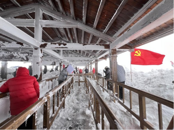 黨旗飄揚(yáng)在一線 清雪攻堅“加速度”